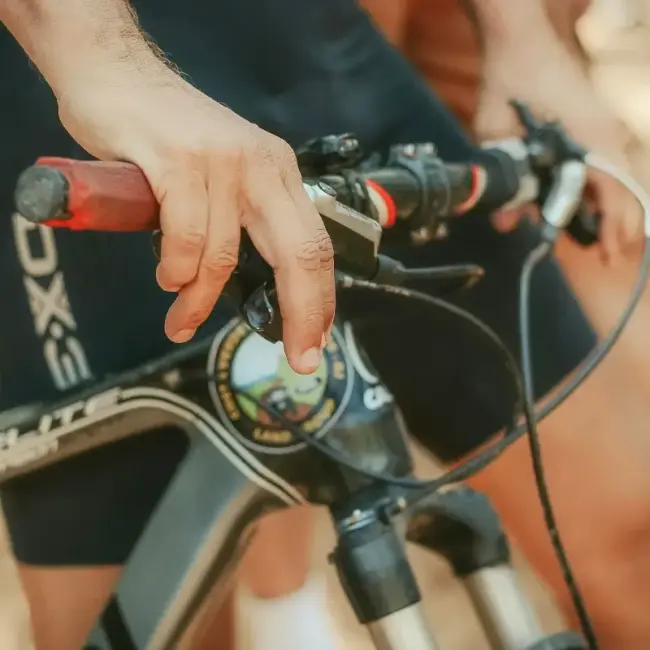 V-Brake vs. Tarczówki: która technologia lepiej zatrzyma Twój rower?